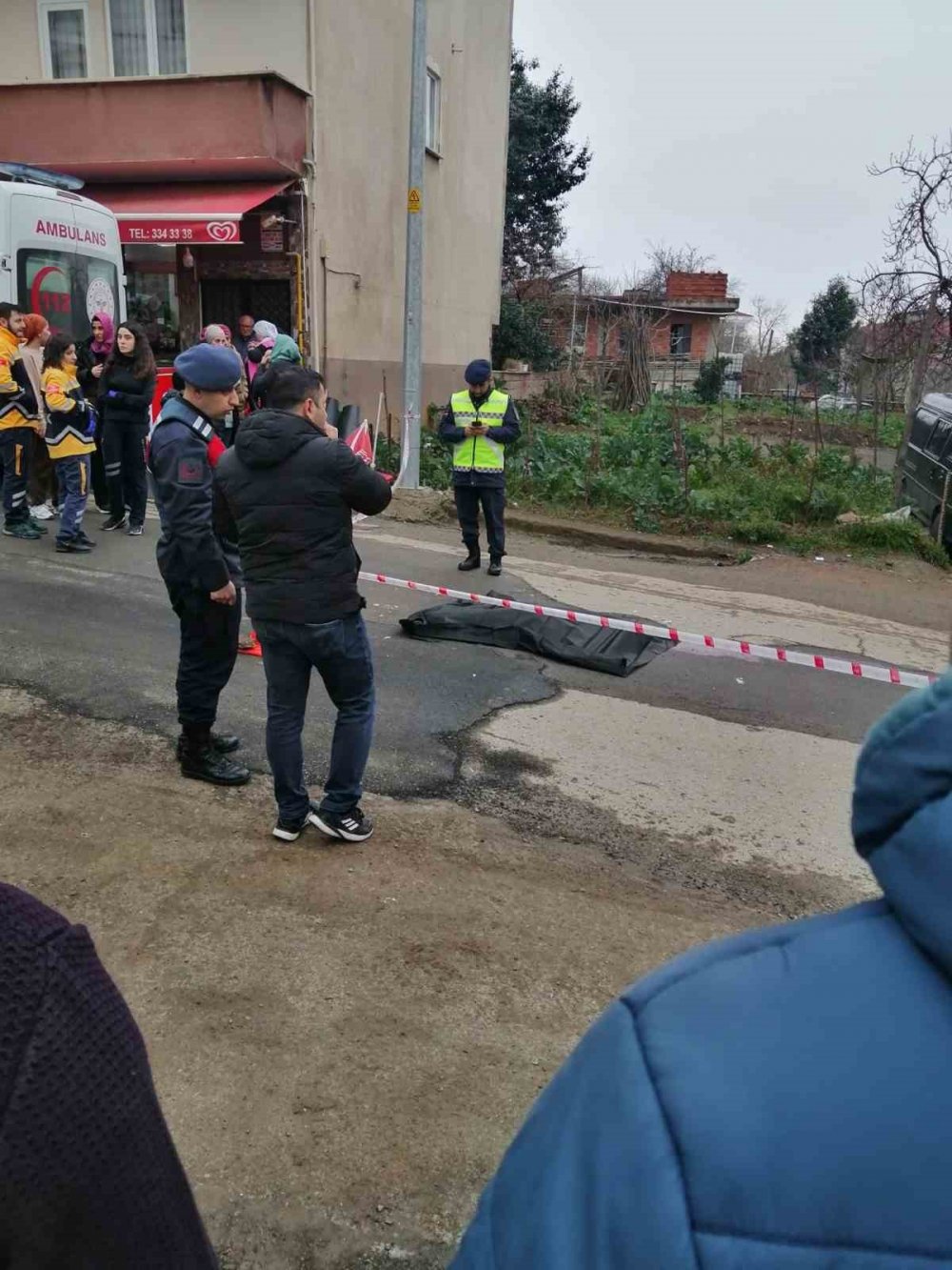 Aniden yola fırlayan küçük çocuk kamyonetin altında can verdi
