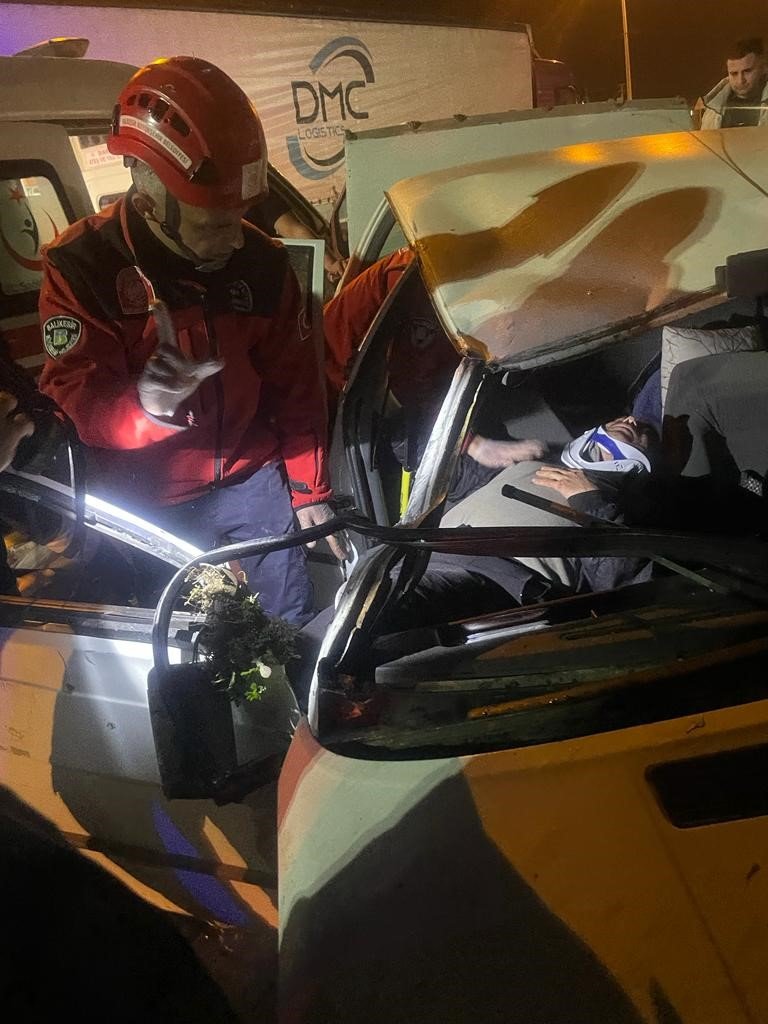 Balıkesir’de tırla ile otomobil çarpıştı, sıkışan sürücüsüyü itfaiye kurtardı