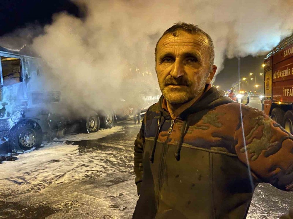 Deprem bölgesine iş makinası taşıyan tır alevlere teslim oldu