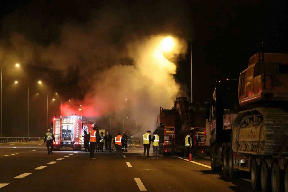 Deprem bölgesine iş makinası taşıyan tır alevlere teslim oldu