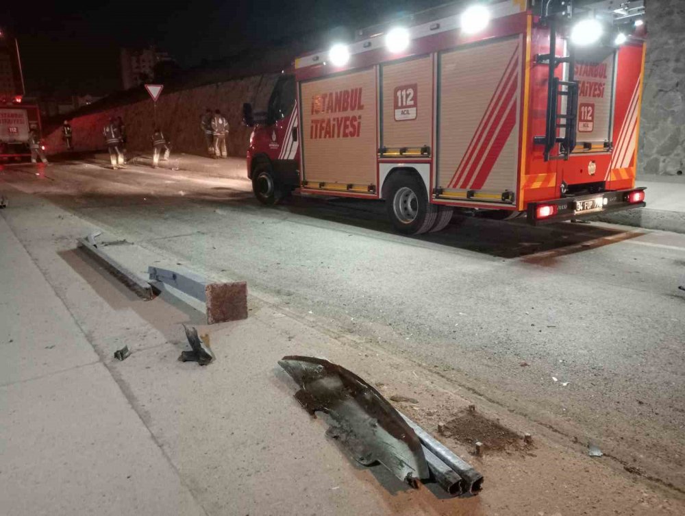 Kontrolden çıkan otomobil demir parmaklıklara saplandı: 1’i ağır 3 yaralı