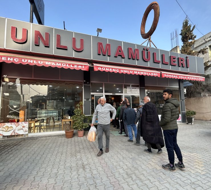 Üreten depremzedeler bölgedeki ihtiyaçları karşılamaya çalışıyor