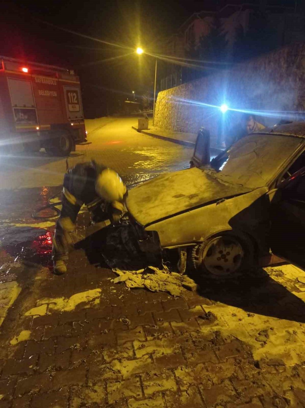 Alev alan park halindeki otomobil kullanılmaz hale geldi