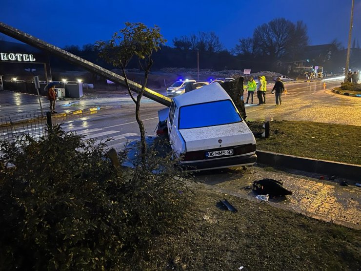 Aydınlatma direğine çarpan otomobil ikiye bölündü