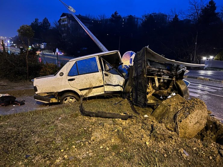 Aydınlatma direğine çarpan otomobil ikiye bölündü