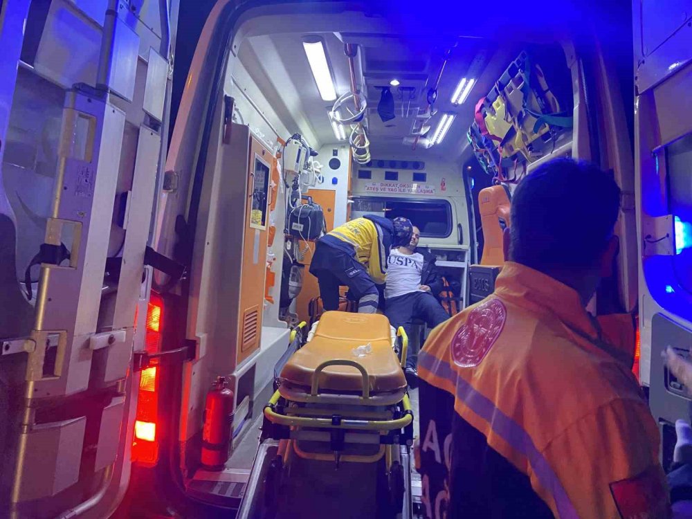 Bakırköy’de 17 yaşındaki sürücü önce refüje ardından ağaca çarptı: 1 ölü, 5 yaralı