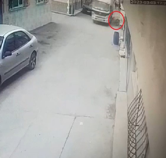 Bisikletten düşen çocuk kamyonetin altında kaldı