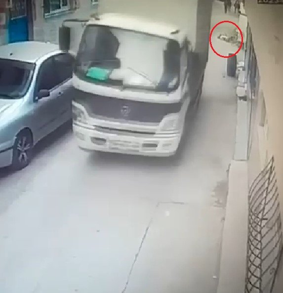 Bisikletten düşen çocuk kamyonetin altında kaldı