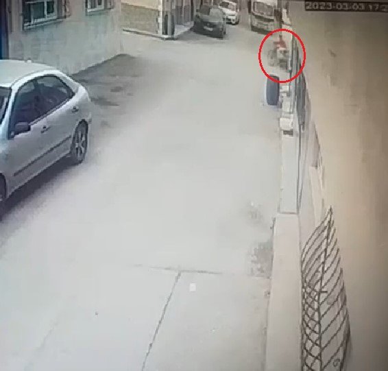 Bisikletten düşen çocuk kamyonetin altında kaldı