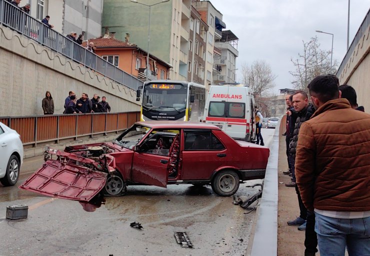 Bursa'ya gelen depremzede otomobili ile alt geçit bariyerine çarptı: 2 yaralı