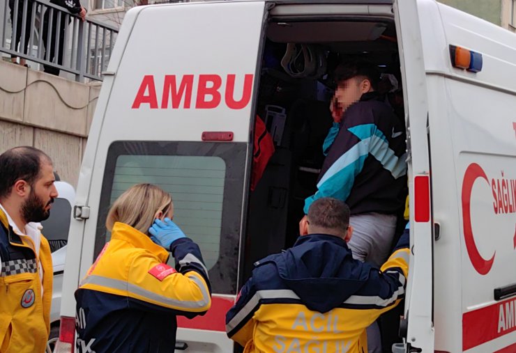 Bursa'ya gelen depremzede otomobili ile alt geçit bariyerine çarptı: 2 yaralı