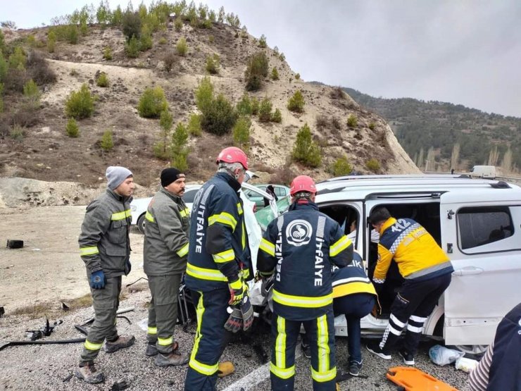Hafif ticari araç ile otomobil çarpıştı: 1 ölü, 4 yaralı