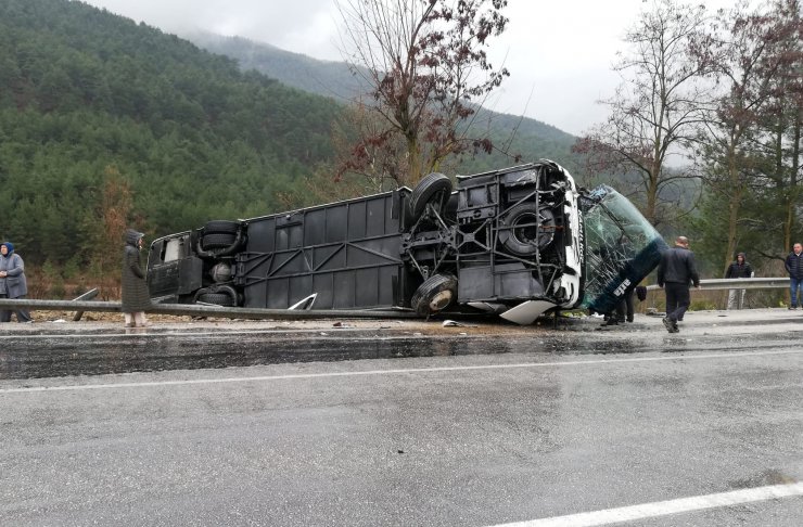 Isparta'da yolcu otobüsü devrildi: 8 yaralı