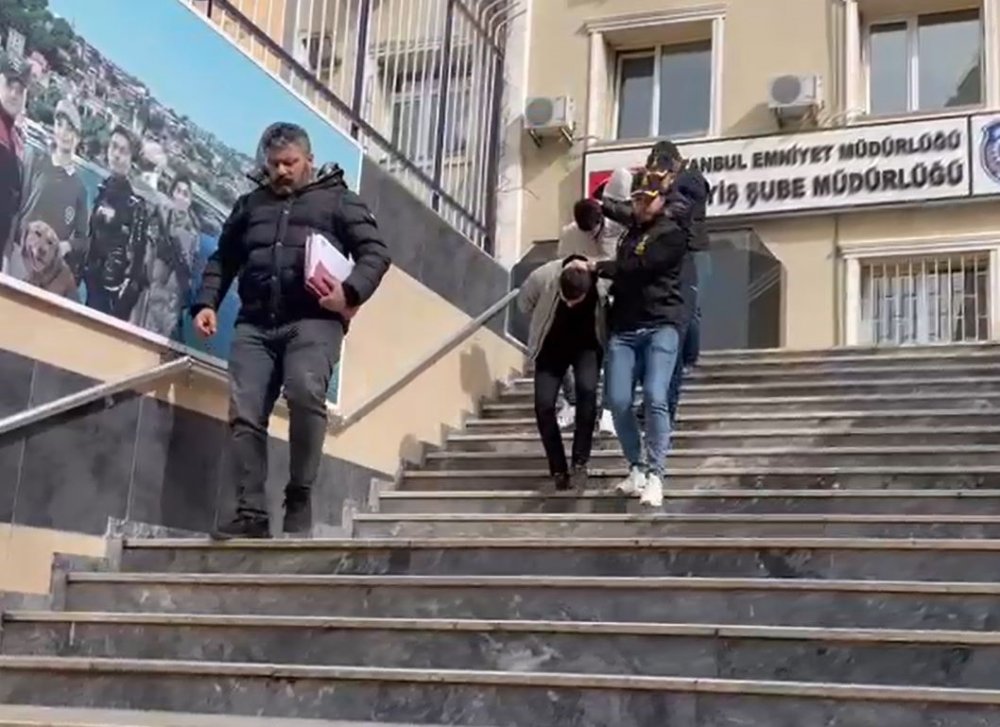 Kendilerini polis olarak tanıtan soyguncular dükkandan 7 bin ve 500 doları çaldı