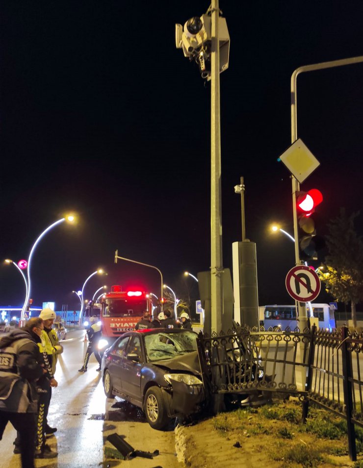 Otomobil, direğe çarptı; emekli öğretmen öldü, kızı ve torunu yaralı