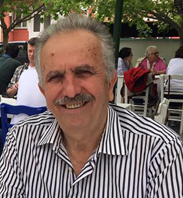 Otomobil, direğe çarptı; emekli öğretmen öldü, kızı ve torunu yaralı