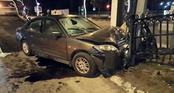 Otomobil, direğe çarptı; emekli öğretmen öldü, kızı ve torunu yaralı