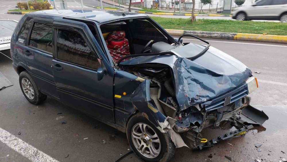 Otomobil park halindeki araca çarptı