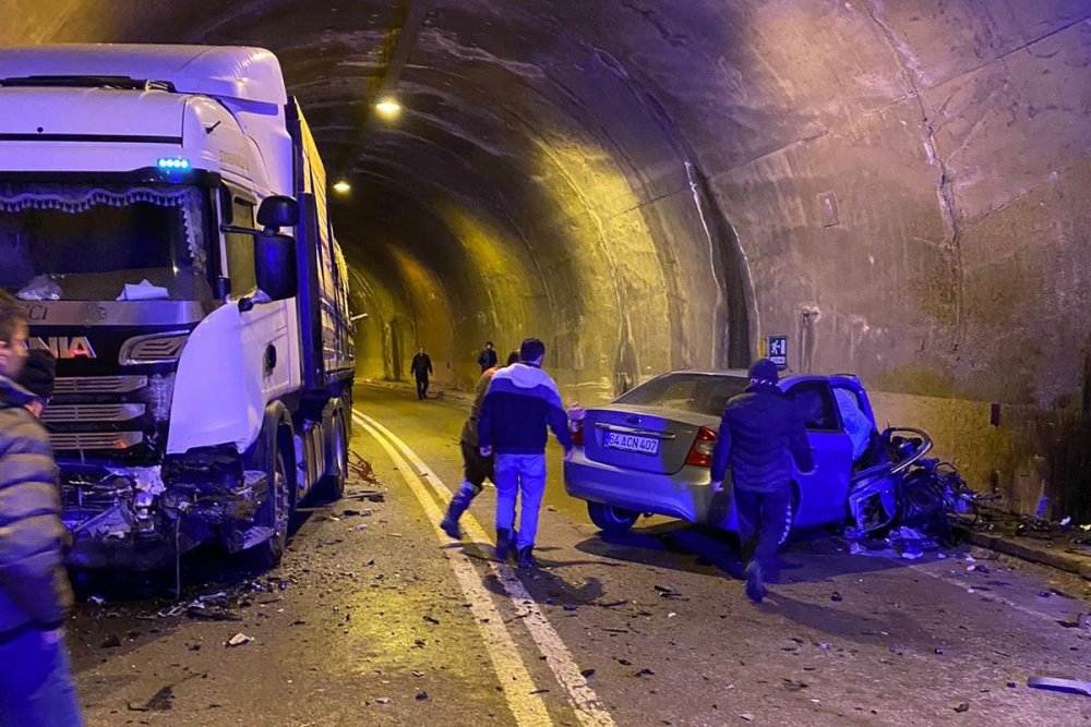Otomobil tünel içinde tırla çarpıştı: 2 yaralı