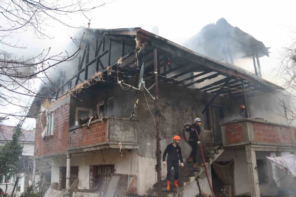 Sakarya’da 2 katlı ev alev alev yandı