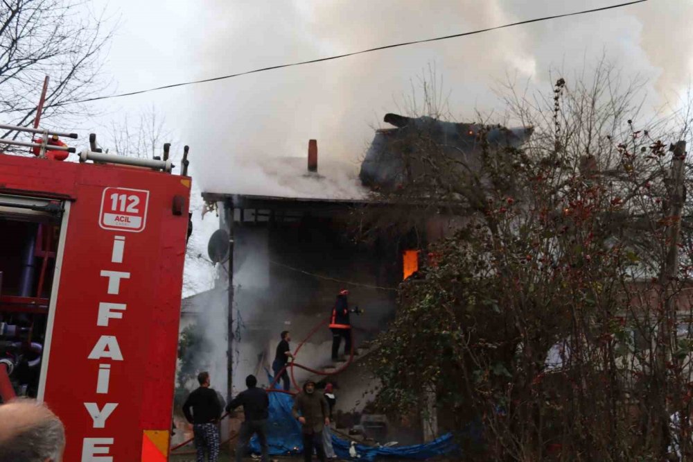 Sakarya’da 2 katlı ev alev alev yandı