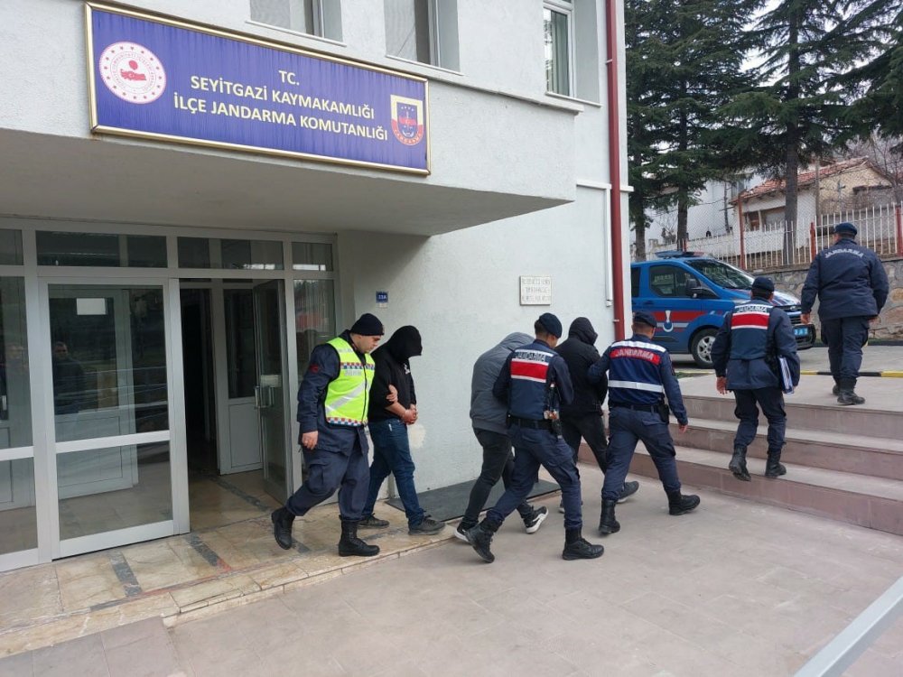 Seyitgazi’deki bıçaklı kavga: 1’i ağır 2 yaralı