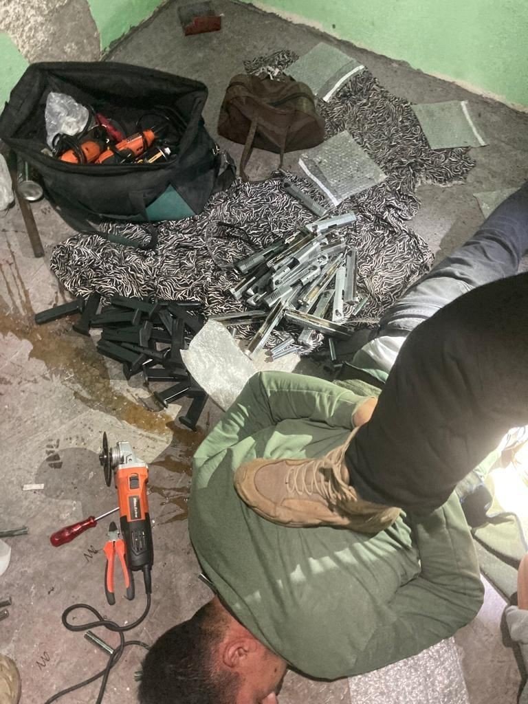 Silah atölyesine baskın: 25 adet ruhsatsız tabanca ele geçirildi