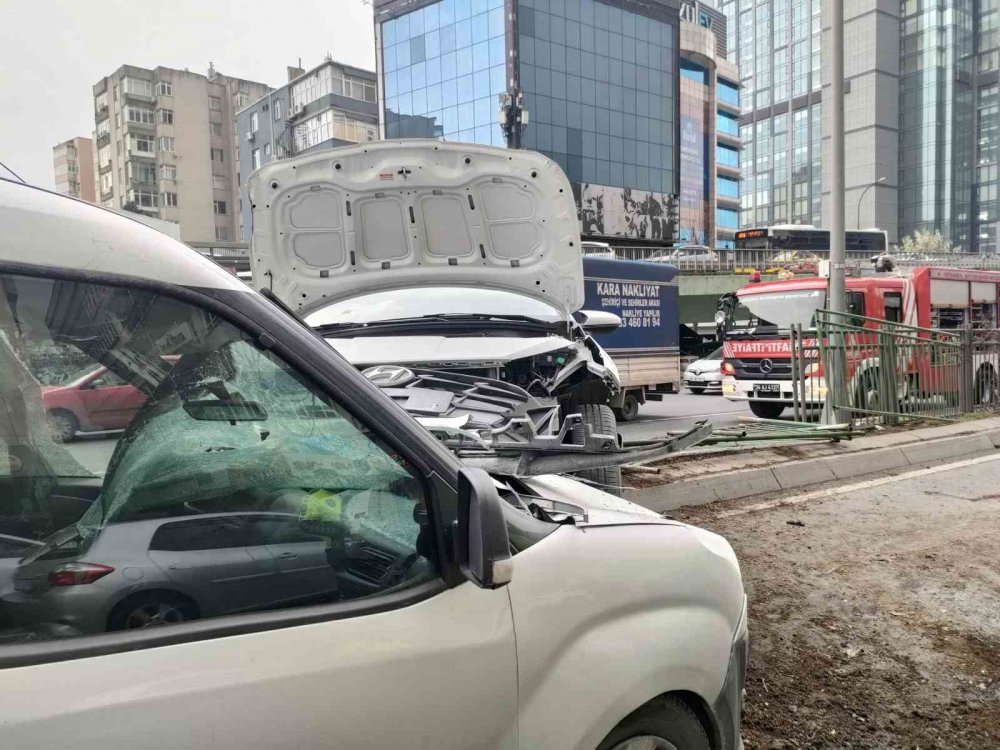 Sürücünün direksiyon hakimiyetini kaybettiği otomobil karşı şeritteki aracın üzerine çıktı