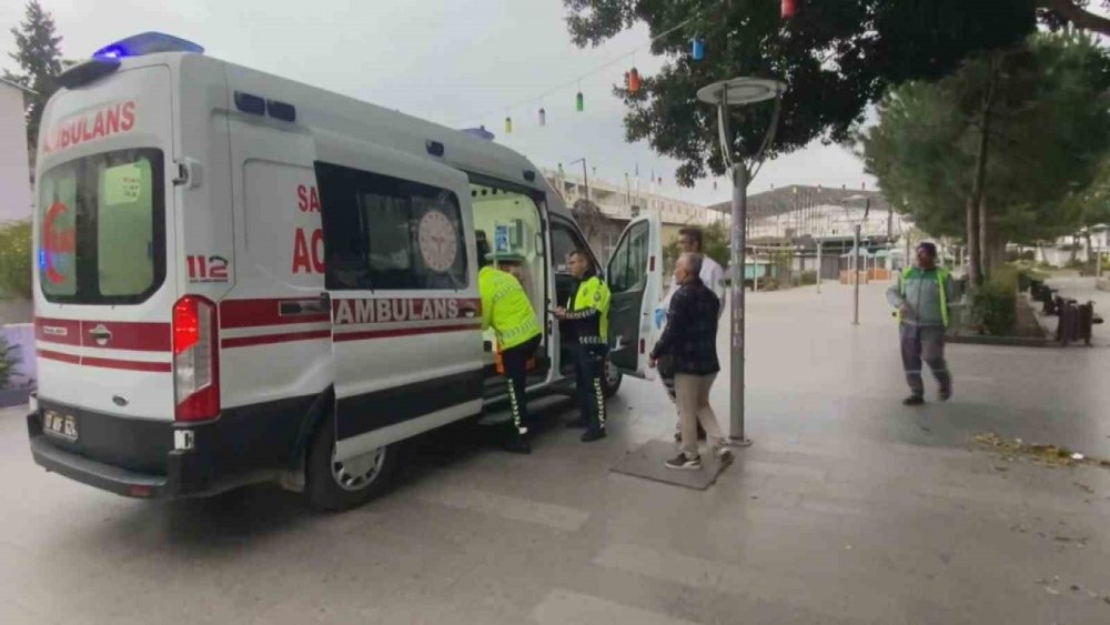 Trafiğe kapalı parkta temizlik işçisine çarpıp kaçtı