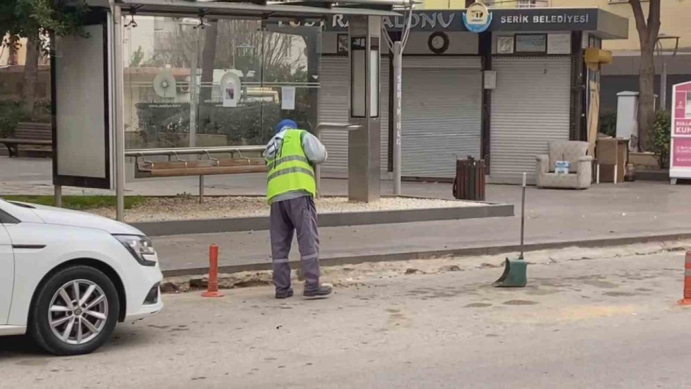 Trafiğe kapalı parkta temizlik işçisine çarpıp kaçtı
