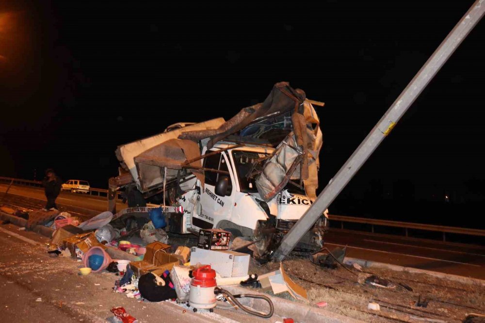 Yanan tırın sürücüsünü polis kurtardı