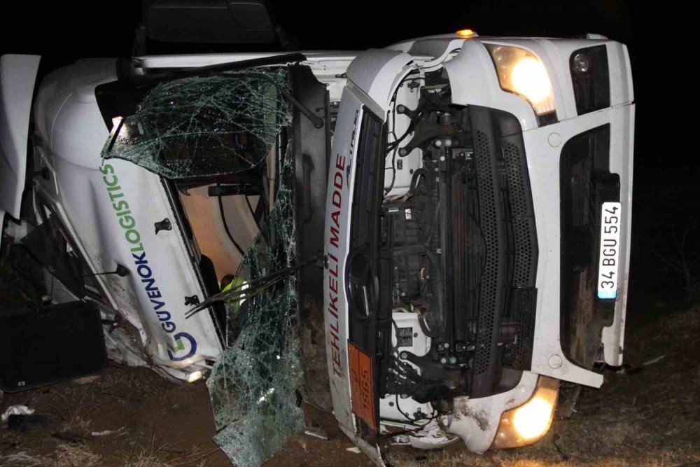 Yoldan çıkan akaryakıt tankeri yan yattı