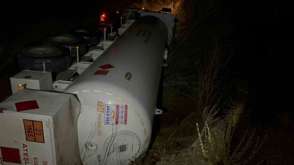 Yoldan çıkan akaryakıt tankeri yan yattı