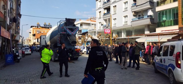 Beton mikserinin çarptığı anne öldü, kızı yaralandı