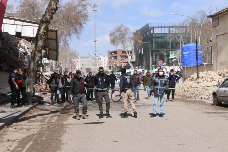 Binada sallanma ihbarı! Cadde kapatıldı