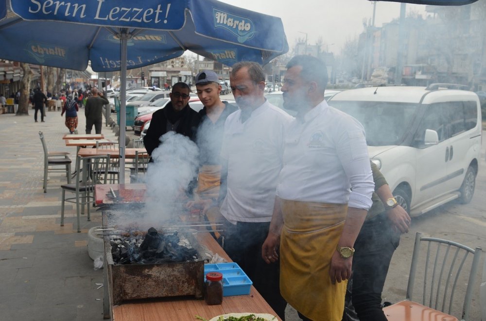 Depremzede esnaf kepenklerini açtı