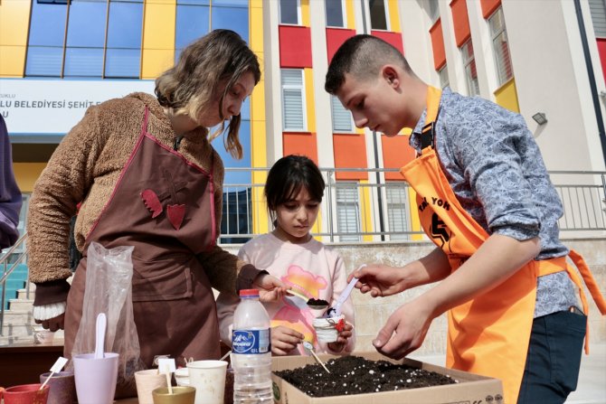 Konya'da depremzede öğrenciler "Geleceğe Umut" tohumları ekti