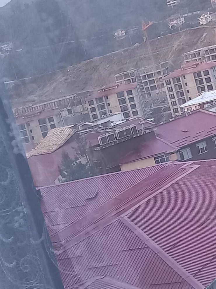 Rize'de fırtına; çatılar uçtu