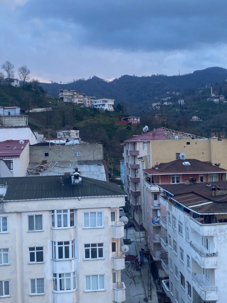 Rize'de fırtına; çatılar uçtu