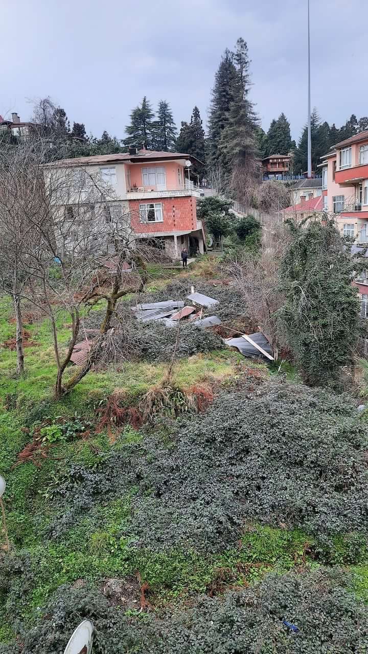 Rize'de fırtına; çatılar uçtu
