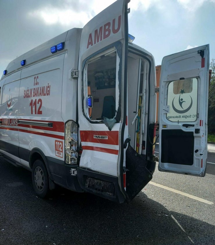 Yaralıya müdahale için ambulanstan inen sağlıkçılara otomobil çarptı: 1 ölü, 2 yaralı