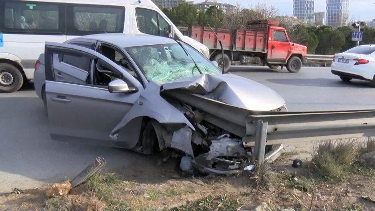 Çarptığı bariyer otomobile ok gibi saplandı