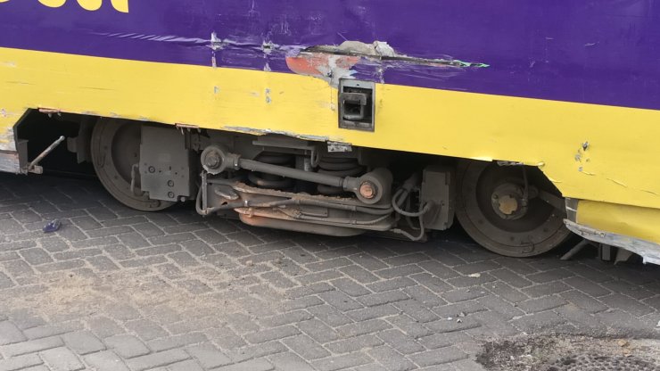 Tramvay raydan çıktı