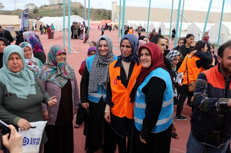 Sümeyye Erdoğan, çadır kentte kalan depremzedeleri ziyaret etti