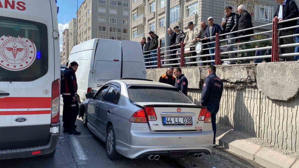 4 araç birbirine girdi