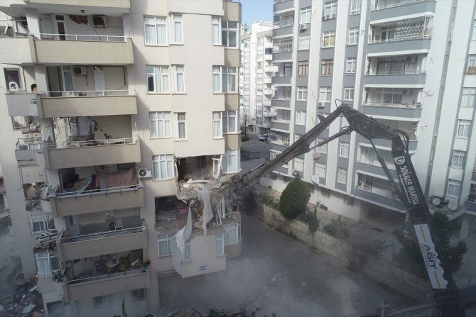 Adana'da depremde hasar gören 14 katlı apartman kontrollü yıkıldı