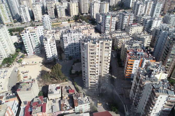 Adana'da depremde hasar gören 14 katlı apartman kontrollü yıkıldı