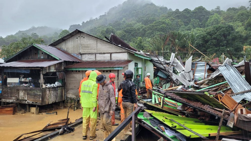 Endonezya’daki toprak kaymasında can kaybı yükseliyor