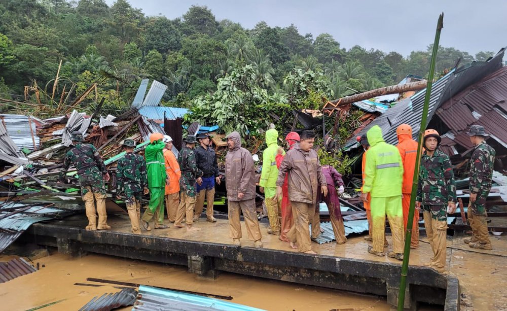 Endonezya’daki toprak kaymasında can kaybı yükseliyor