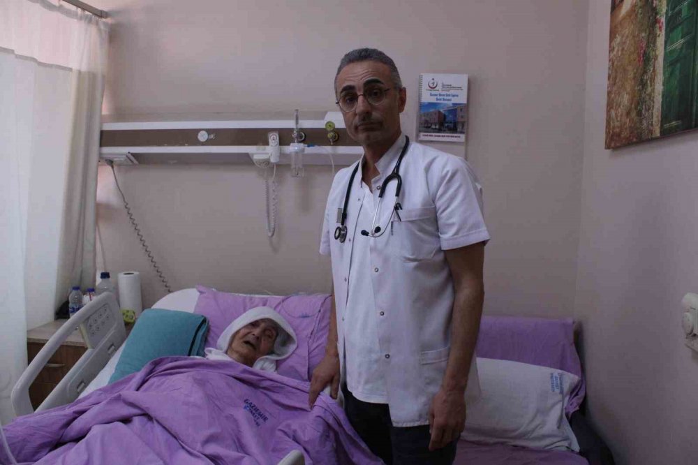 Gara şehidinin depremzede babaannesi yaralarını sarmaya çalışıyor